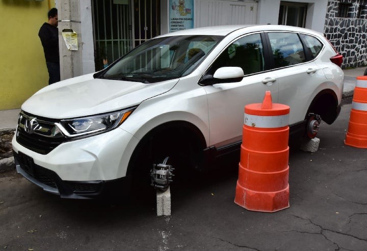 Automobil sin llantas por robo